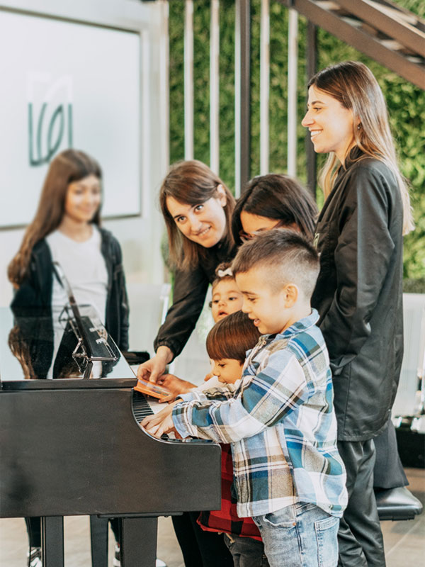 Bambini giocano al pianoforte