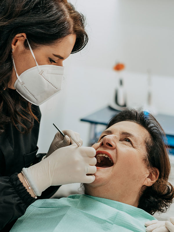 Paziente in visita allo studio Dentalsem